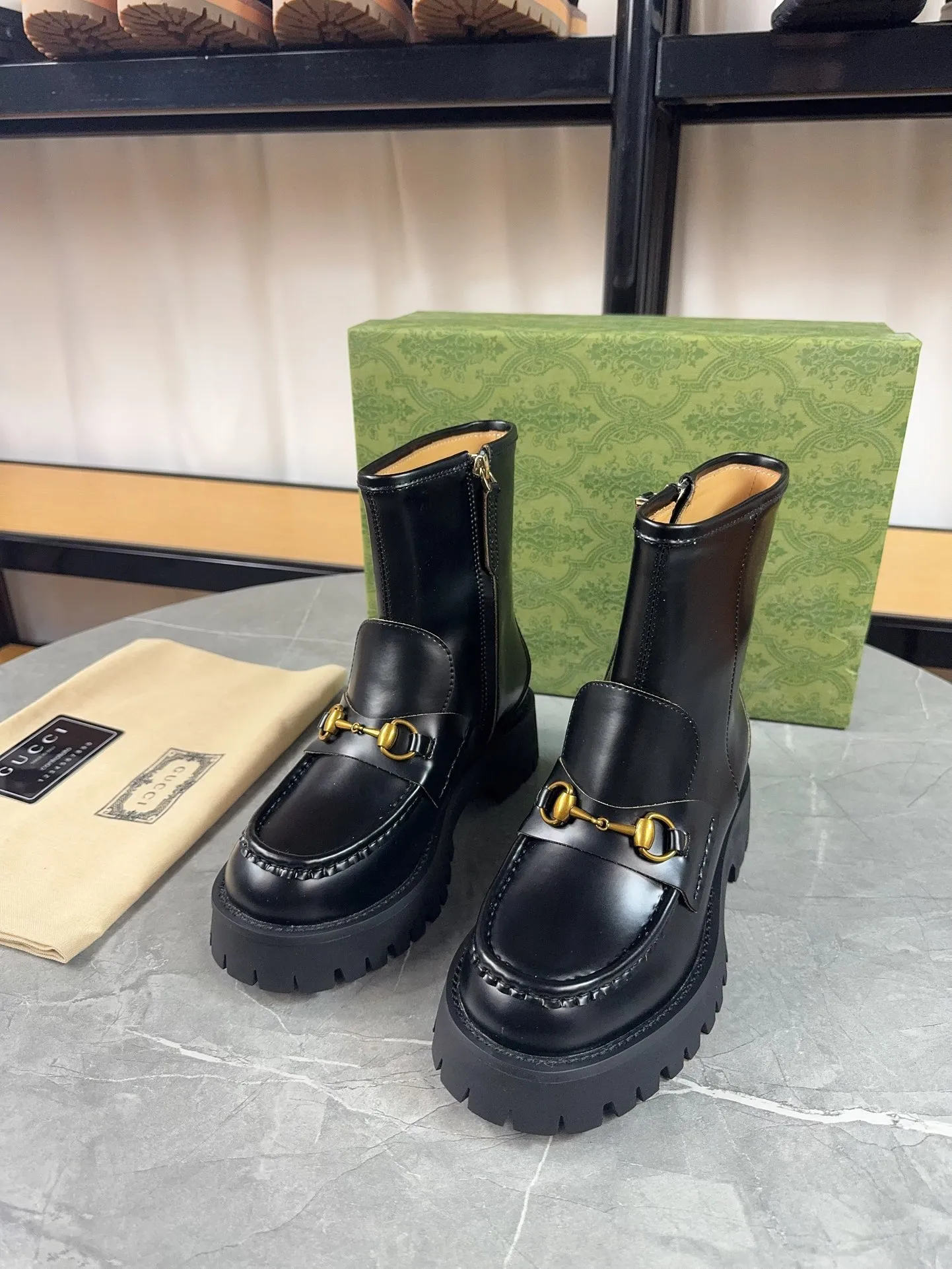 Men's shoes 💰640💰 New model from Gucci, double GG groove thick-soled loafers. The original version is made 1:1. Super beautiful quality, classic model at the counter. ❶Upper: original open-edge beaded cowhide ❷Inner lining: water-dyed cowhide ❸Feet: water-dyed cowhide ❹Outsole: ultra-light original sole ❺thick sole heightening: 3.5cn ❻Packing: original packaging ❼Number: 35-42 (41 41 customized, non-refundable) Men's model: 38-46 (45, 46 customized, non-refundable)